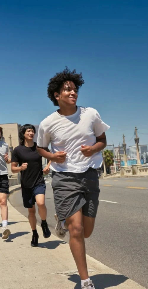 Un gruppo di persone corre insieme all’aperto