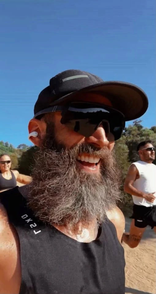Un runner indossa una cuffia bianca durante una corsa in gruppo